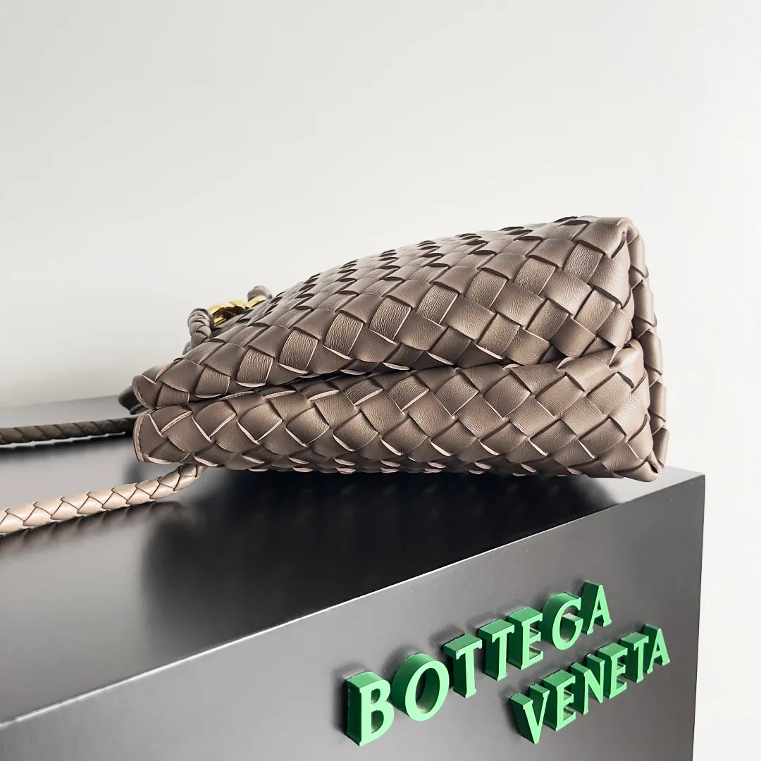 The 2023 new Andiamo batch of 2260 BV has been shipped‼ ️Really popular🔥The new Andiamo woven handbag launched by Bottega Veneta this season is really popular all over the world! ! Celebrities at home and abroad have worn it, and Oscar-winning actress Michelle Yeoh has taken it out on the street. Song Jia, Trai Yara, Yu Feihong, Sanji Ayaka, Rosie Hunting-Whiteley, Yoshioka Riho, etc. have all picked up this bag. It is classic and versatile, showing off its temperament, and the bag capacity is also large, which is very convenient for daily commuting! ! A variety of carrying methods, the shoulder straps can be adjusted by yourself, the original lambskin feels soft and delicate, and the neutral style is made to break gender boundaries and bring a more practical and long-lasting use experience. Andiamo, which has both elegant and casual styles, perfectly interprets the true appearance of "fashionable old money style". Style number: 743572 Size: 32*24*12